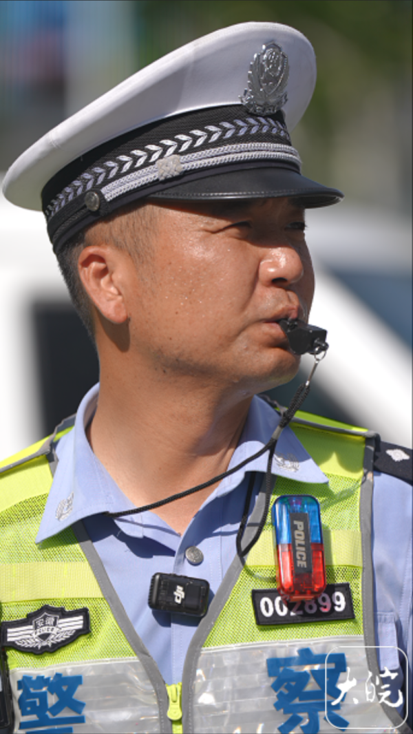 红河配资 热浪滚烫的“手”护者 | 最美警色，交警蜀黍的“酱油肤”_大皖新闻 | 安徽网